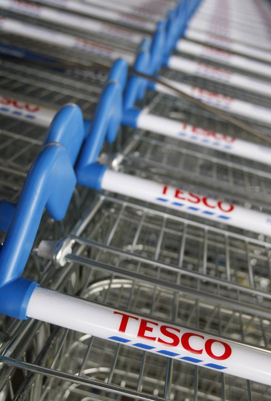 On aperçoit les logos Tesco sur les caddies de la succursale située dans l'ancien bâtiment Hoover, à l'ouest de Londres