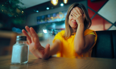 L'OMS estime que, dans le monde, environ 1,9 million de décès par an sont liés à une consommation de sodium trop élevée. (crédit : Adobe Stock)