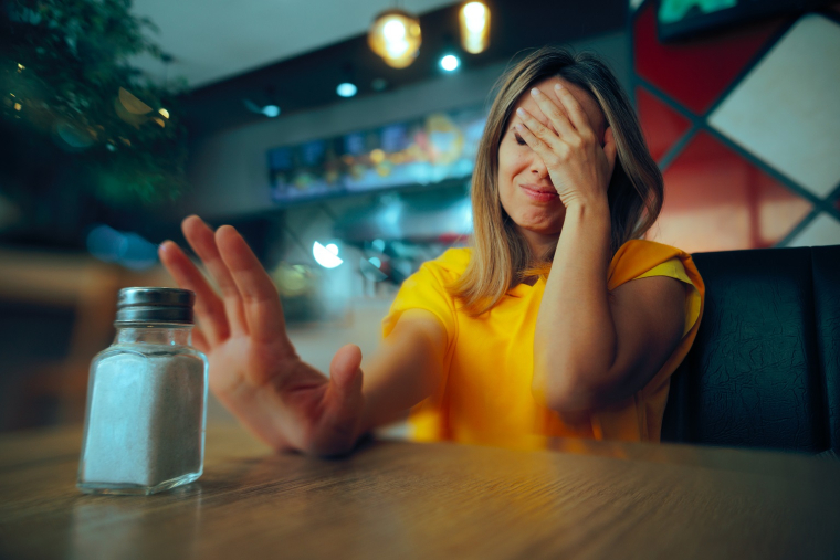 L'OMS estime que, dans le monde, environ 1,9 million de décès par an sont liés à une consommation de sodium trop élevée. (crédit : Adobe Stock)
