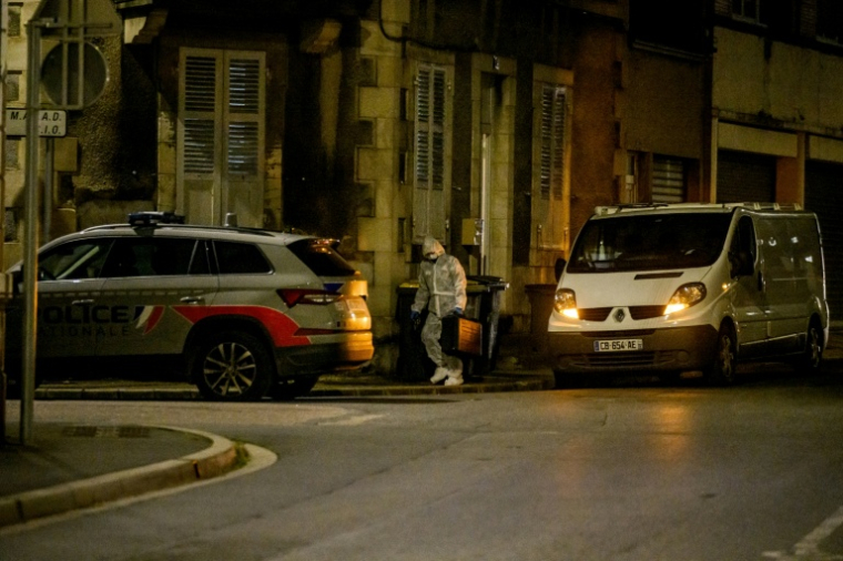 Des policiers de la police scientifique après une explosion dans une agence d'assurances à Montluçon le 10 novembre 2025 ( AFP / Jeff PACHOUD )