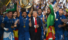 Quand Donald Trump s'incruste sur le podium avec les joueurs de Chelsea