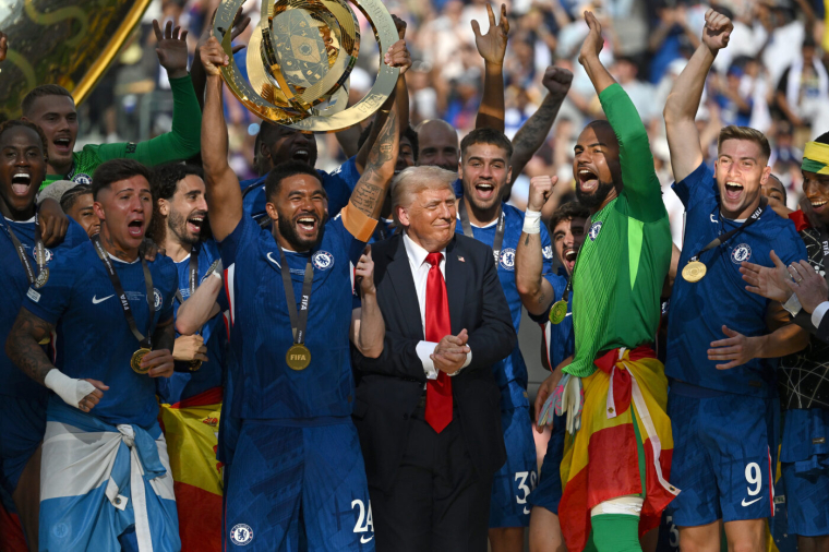 Quand Donald Trump s'incruste sur le podium avec les joueurs de Chelsea
