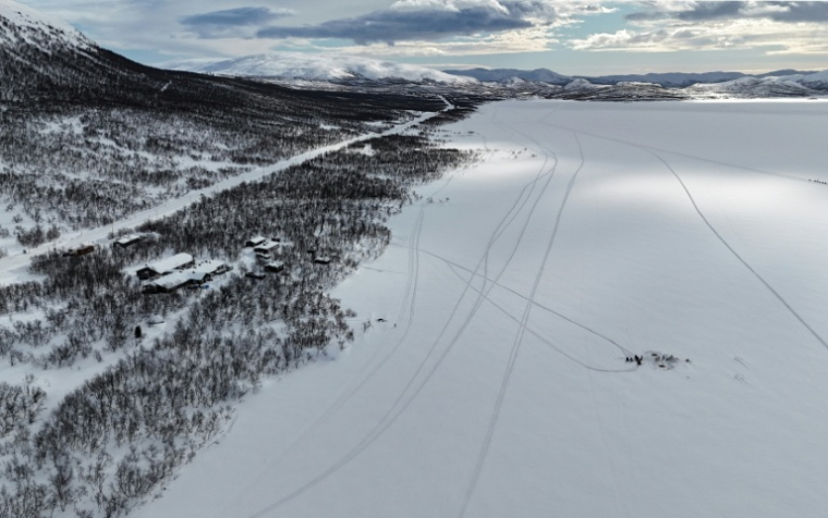 Vue aérienne du lac et de la station biologique de Kilpisjärvi, à l'extrême nord-ouest de la Finlande, le 14 mars 2026 ( AFP / Jonathan KLEIN )