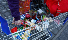 Des personnes font leurs courses dans un supermarché Aldi, à Berlin
