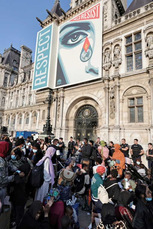 Un camp de familles migrantes devant la mairie de Paris le 5 août 2025 ( AFP / STEPHANE DE SAKUTIN )