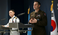 Le colonel sud-coréen Jang Do-young (gaucheà et le colonel Ryan Donald lors d'un point-presse sur les exercices conjoints le 10 août 2026 à Séoul ( POOL / SONG Kyung-Seok )