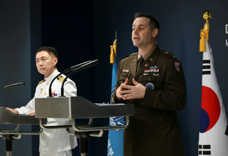 Le colonel sud-coréen Jang Do-young (gaucheà et le colonel Ryan Donald lors d'un point-presse sur les exercices conjoints le 10 août 2026 à Séoul ( POOL / SONG Kyung-Seok )