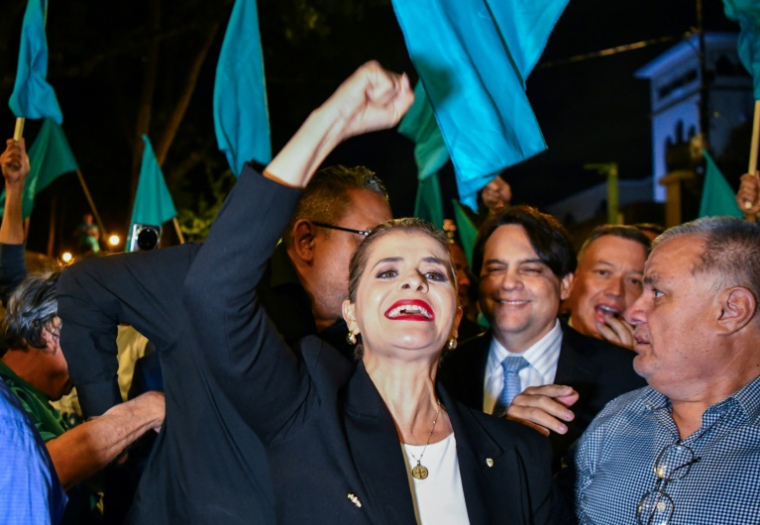 La candidate à la présidence Laura Fernandez, favorite pour remporter les élections du 1er février au Costa Rica, avec des sympathisants le 11 janvier 2026 ( AFP / Ezequiel BECERRA )