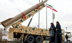 Des femmes passent devant un lanceur de missile balistique à Téhéran, le 11 février 2026, lors d'un rassemblement marquant le 47e anniversaire de la révolution islamique de 1979 en Iran ( AFP / - )