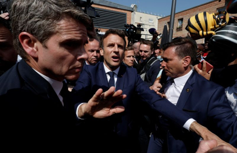 MACRON DE RETOUR SUR LE TERRAIN POUR PRÉPARER LES LÉGISLATIVES