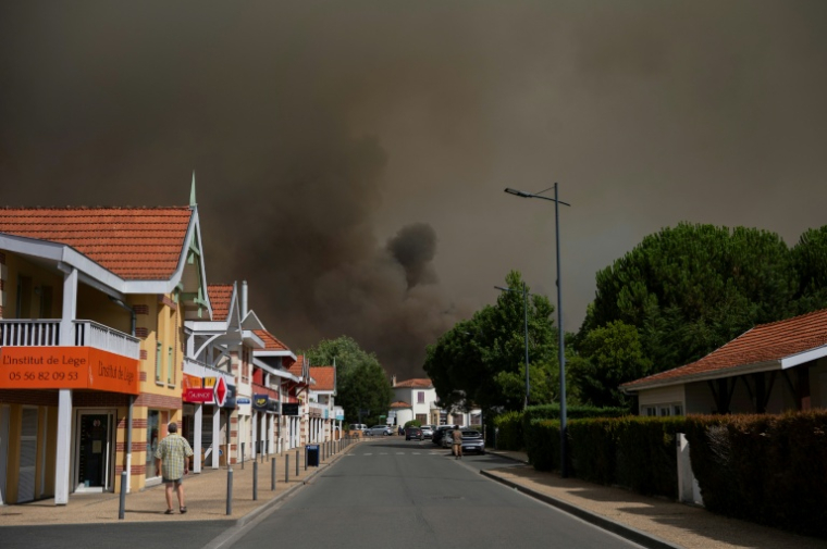 Un nuage de fumée noire dans le ciel près d'une zone évacuée en raison d'un incendie de forêt à Lège Cap-Ferret, en Gironde, le 23 juillet 2026 ( AFP / Olivier MORIN )