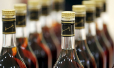Les bouteilles de cognac sont stockées dans l'usine Hennessy à Cognac, en France