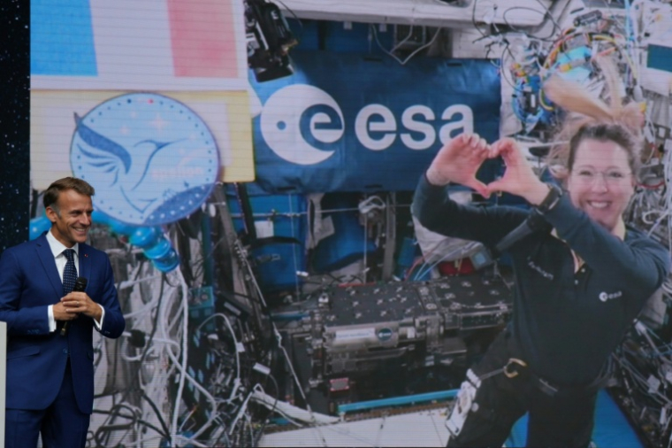 Le président Emmanuel Macron en visio-conférence avec l'astronaute française Sophie Adenot depuis la Station spatiale internationale pendant le sommet  international sur l'Espace, le 10 septembre 2026 à Paris ( POOL / Aurelien Morissard )