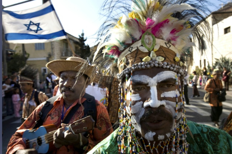 Des pèlerins chrétiens de Papouasie-Nouvelle-Guinée participent à la marche annuelle de soutien à Israël à Jérusalem, organisée par l'Ambassade chrétienne internationale et la municipalité de Jérusalem, le 15 octobre 2008 ( AFP / Menahem KAHANA )