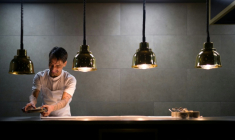 Le chef Habi Khaliqdad dans le restaurant Ulo, à Ilulissat, au Groenland, le 18 mars 2026 ( AFP / Florent VERGNES )