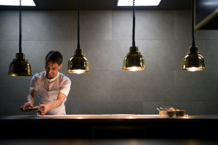 Le chef Habi Khaliqdad dans le restaurant Ulo, à Ilulissat, au Groenland, le 18 mars 2026 ( AFP / Florent VERGNES )