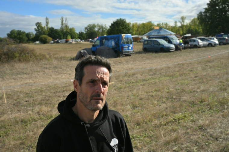 Le militant écologiste Thomas Brail, porte-parole du Groupe national de surveillance des arbres (GNSA), le 10 octobre 2026 lors d'une manifestation d'opposants à l'autoroute A69 à Cambounet-sur-le-Sor, dans le Tarn ( AFP / Matthieu RONDEL )