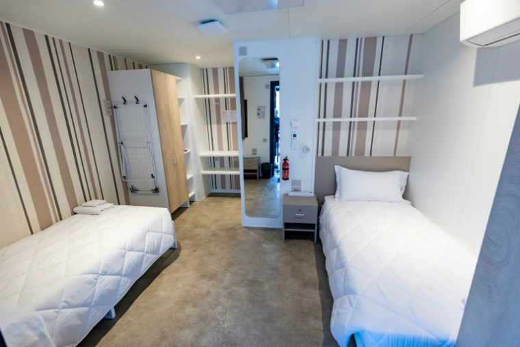 L'intérieur d'un mobil-home du village olympique des Jeux de Milan Cortina, le 3 février 2026 à Cortina d'Ampezzo  ( AFP / Odd ANDERSEN )