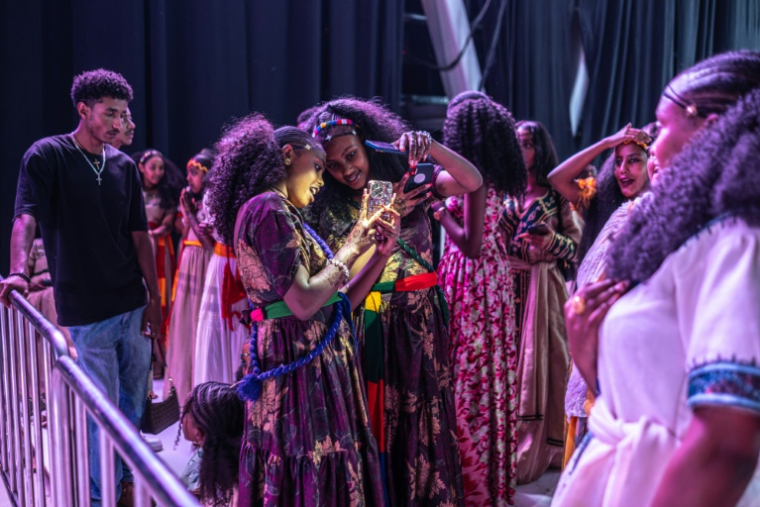 Des Tigréennes, en robes et coiffures traditionnelles, célèbrent à Addis Abeba, le 22 août 2026, la fête d'Ashenda, originaire du Tigré ( AFP / Marco Simoncelli )