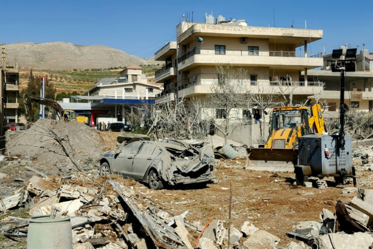 Un engin de chantier dégage des débris près de bâtiments fortement endommagés dans le village de Bednayel, dans la région de la Bekaa, après des frappes israéliennes, le 21 février 2026 au Liban ( AFP / - )