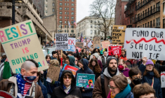 Des personnes manifestent à Boston contre la police de l'immigration le 10 janvier 2026 après la mort d'une femme lors d'une opération à Minneapolis  ( AFP / Joseph Prezioso )