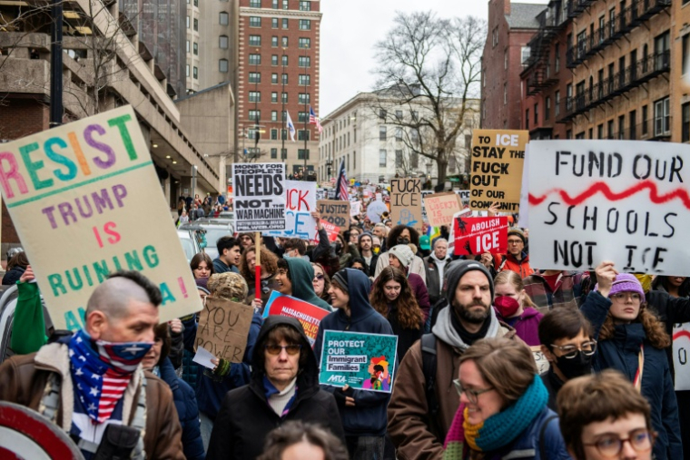 Des personnes manifestent à Boston contre la police de l'immigration le 10 janvier 2026 après la mort d'une femme lors d'une opération à Minneapolis  ( AFP / Joseph Prezioso )