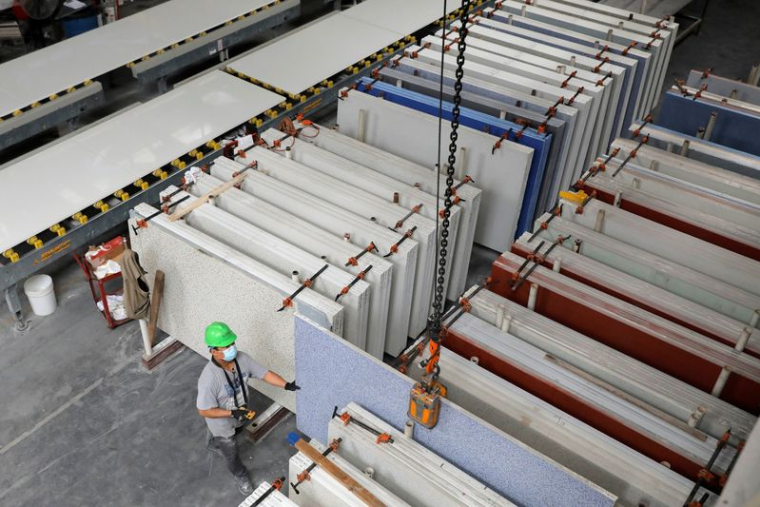 Un ouvrier travaille dans une usine à New York