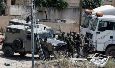 De nombreux soldats israéliens arrêtent un homme palestinien lors d'un raid en Cisjordanie occupée