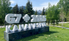 Le logo du G7 à Kananaskis, le 16 juin 2025 au Canada ( AFP / Ben Sheppard )