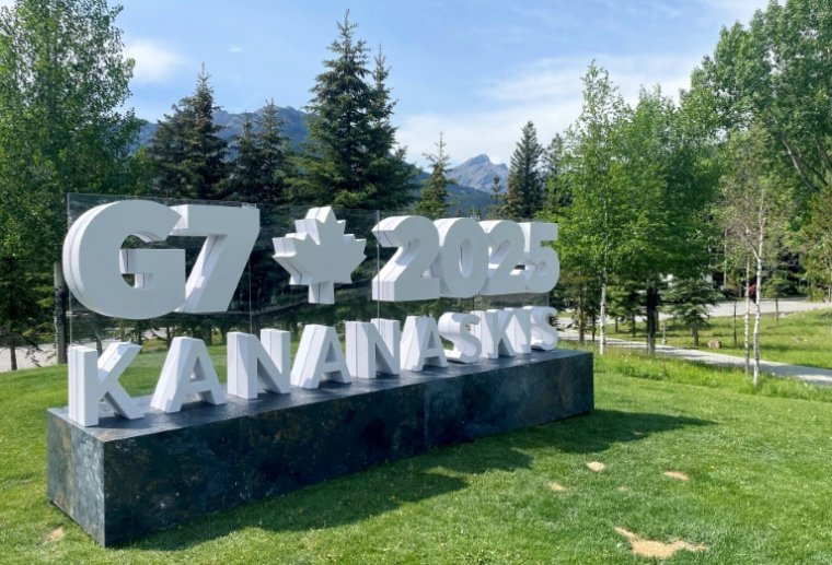 Le logo du G7 à Kananaskis, le 16 juin 2025 au Canada ( AFP / Ben Sheppard )