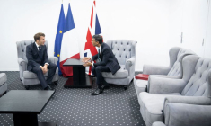 Photo du président français Emmanuel Macron avec le Premier ministre britannique Rishi Sunak à la COP27