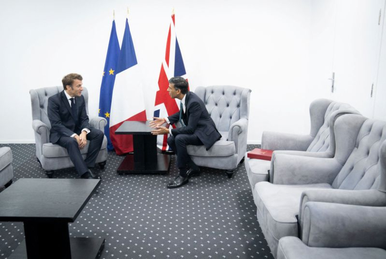 Photo du président français Emmanuel Macron avec le Premier ministre britannique Rishi Sunak à la COP27