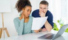 (Crédits photo : Adobe Stock - Couple inquiet calculant ses dépenses par rapport à son budget)