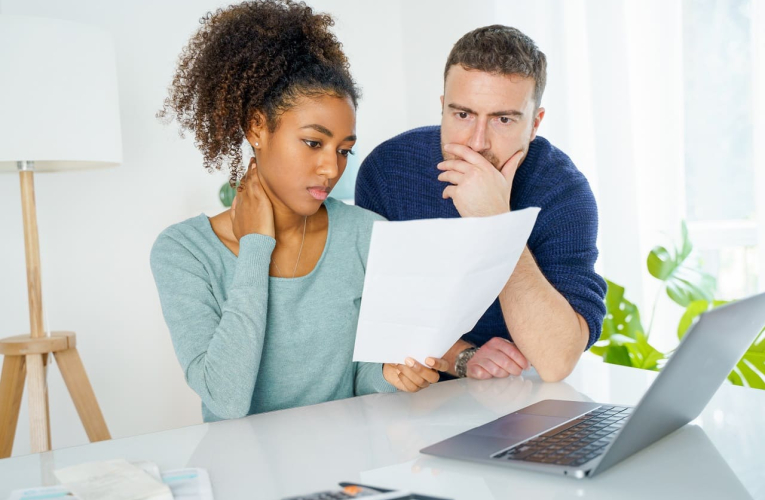 (Crédits photo : Adobe Stock - Couple inquiet calculant ses dépenses par rapport à son budget)