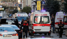 Des ambulances arrivent près de la scène après une explosion à Istanbul, en Turquie