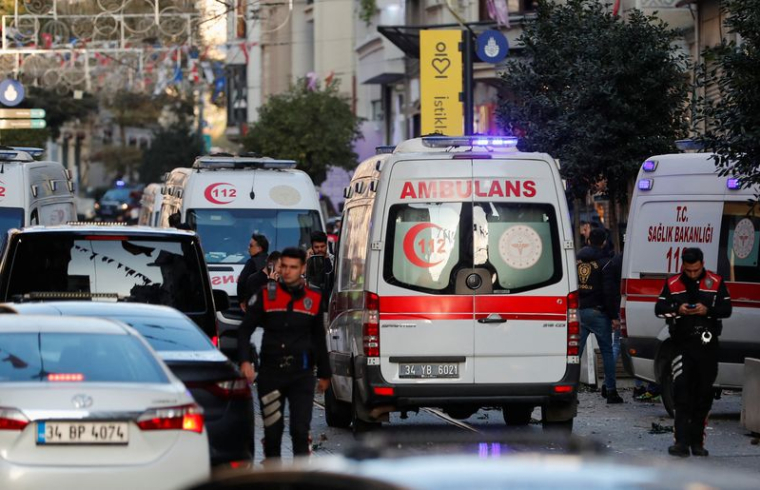 Des ambulances arrivent près de la scène après une explosion à Istanbul, en Turquie