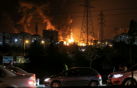 Une frappe aérienne israélienne a visé le dépôt de carburant de Shahran, dans le nord-ouest de Téhéran, le 15 juin 2025 ( AFP / Atta KENARE )