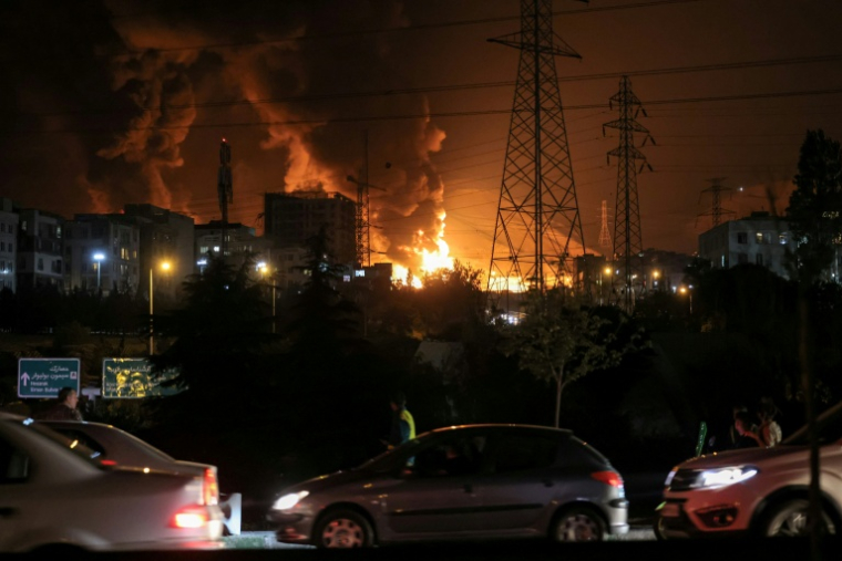 Une frappe aérienne israélienne a visé le dépôt de carburant de Shahran, dans le nord-ouest de Téhéran, le 15 juin 2025 ( AFP / Atta KENARE )