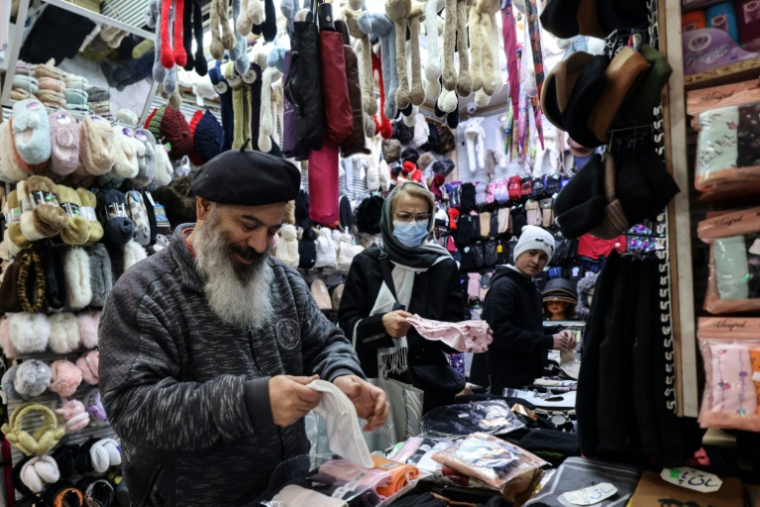Un marchand range son étal du bazar Tajrish à Téhéran le 29 décembre 2025 ( AFP / ATTA KENARE )