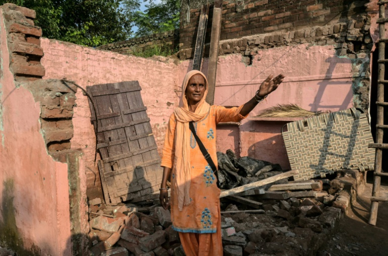 L'ouvrière agricole Mandeep Kaur dans sa maison endommagée par les inondations, lors d'une interview avec l'AFP dans le village de Toor, dans l'Etat du Pendjab, le 11 septembre 2025 en Inde ( AFP / Narinder NANU )