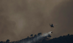 Un hélicoptère bombardier d’eau largue de l’eau sur un incendie de forêt près de Robledo de Chavela, à environ 60 kilomètres à l’ouest de Madrid, le 27 juillet 2026 ( AFP / Oscar DEL POZO )