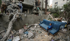 Un enfant palestinien dans les décombres laissés par les bombardements israéliens dans le camp de Nuseirat, dans le centre de la bande de Gaza, le 18 mai 2025 ( AFP / Eyad BABA )