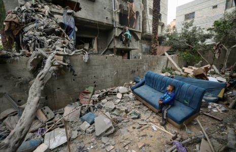 Un enfant palestinien dans les décombres laissés par les bombardements israéliens dans le camp de Nuseirat, dans le centre de la bande de Gaza, le 18 mai 2025 ( AFP / Eyad BABA )