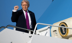 Le président amréicain Donald Trump embarque à bord de son avion Air Force One à la base aérienne Andrews, près de Washington, le 17 octobre 2025 ( AFP / SAUL LOEB )