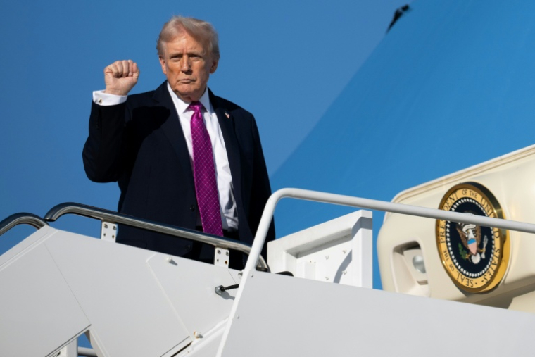 Le président amréicain Donald Trump embarque à bord de son avion Air Force One à la base aérienne Andrews, près de Washington, le 17 octobre 2025 ( AFP / SAUL LOEB )