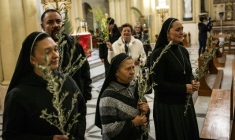 Des religieuses catholiques sont rassemblées au Patriarcat latin de Jérusalem pour célébrer le dimanche des Ramaeaux, le 29 mars 2026 ( AFP / JOHN WESSELS )