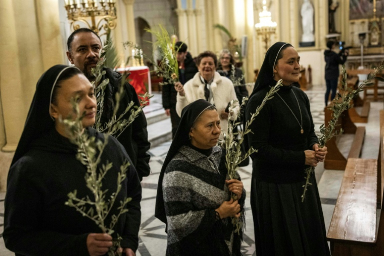Des religieuses catholiques sont rassemblées au Patriarcat latin de Jérusalem pour célébrer le dimanche des Rameaux, le 29 mars 2026 ( AFP / JOHN WESSELS )