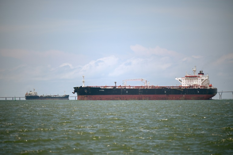 Le pétrolier Avril battant pavillon guinéen attend pour remplir ses cuves au terminal du Lac de Maracaibo, dans l'Etat de Zulia, le 9 mai 2025 au Venezuela ( AFP / Federico PARRA )