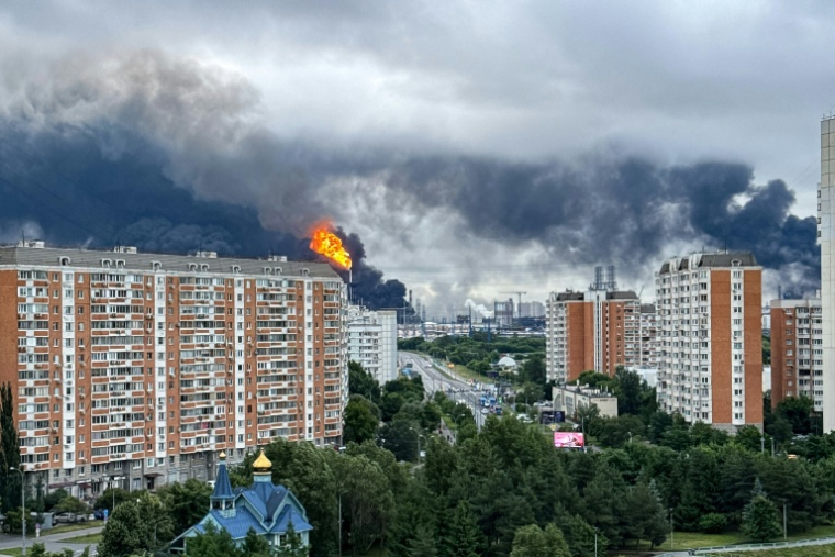 De la fumée noire provenant d'une rafinnerie touchée par des drones ukrainiens dans la banlieue sud de Moscou, le 18 juin 2026 en Russie ( AFP / - )