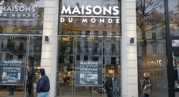 "Sur un concept créé en 1996 avec 4 boutiques, et coté en Bourse depuis juin 2016, Maisons du Monde est devenu la deuxième enseigne d'ameublement en France derrière l'inévitable Ikea et devant But, Alinéa et Conforama, avec un chiffre d'affaires 2019 de 1 960 millions d'euros environ." (crédit : maisons du monde)